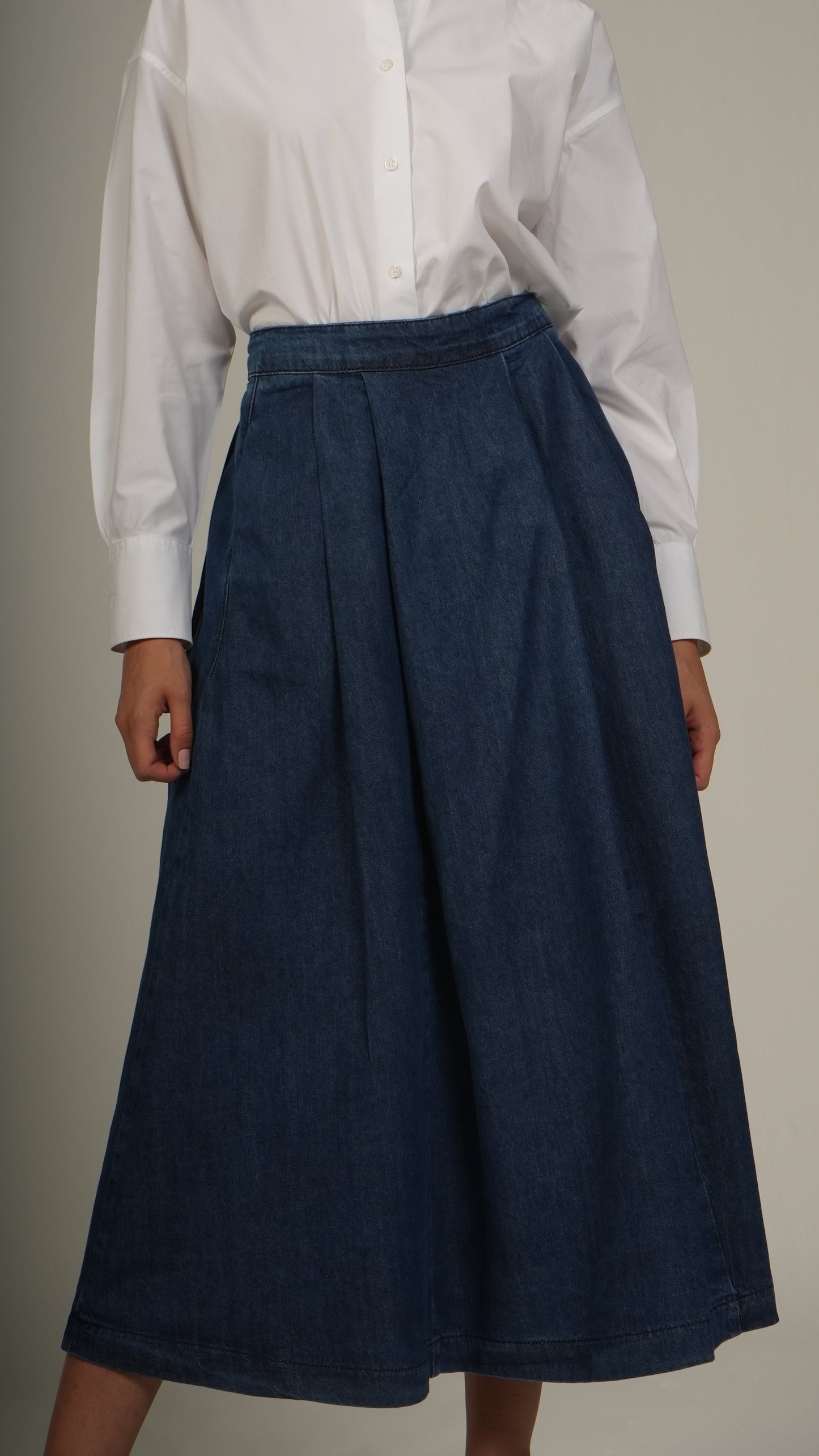 High-waisted pleated denim skirt