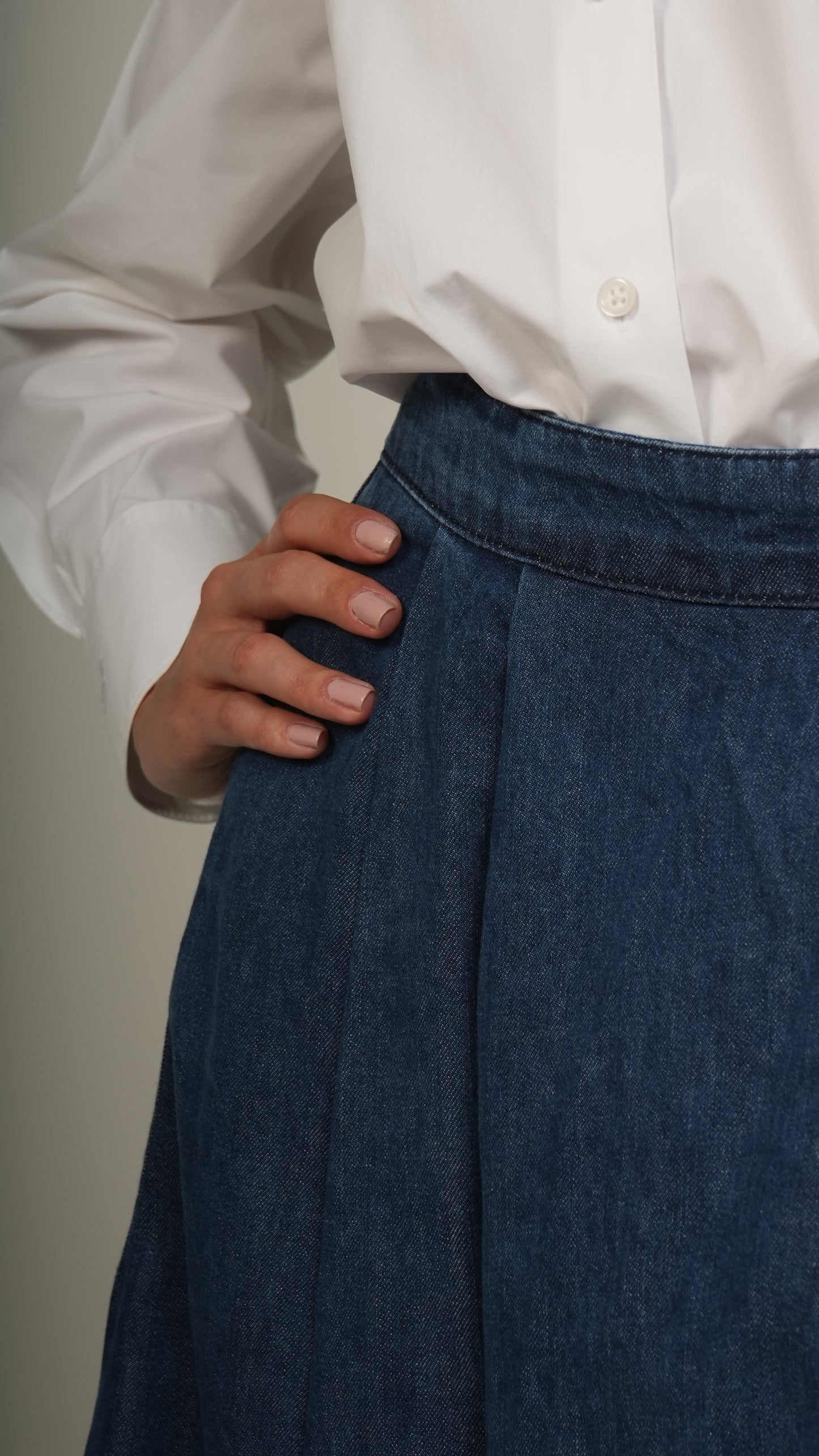 High-waisted pleated denim skirt